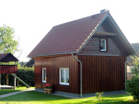 Ferienhaus Bothe mit Kinderspielhaus (links)